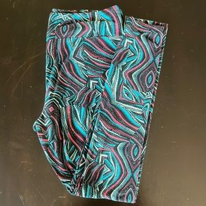 LuLaRoe Tall & Curvy leggings- stripe& waves